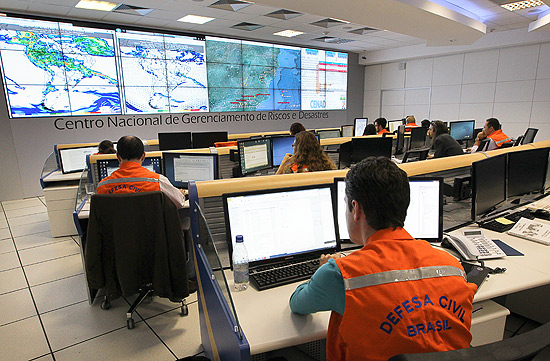 Sala de monitoramento do Cenad (Centro Nacional de Gerenciamento de Riscos e Desastres), em Brasília