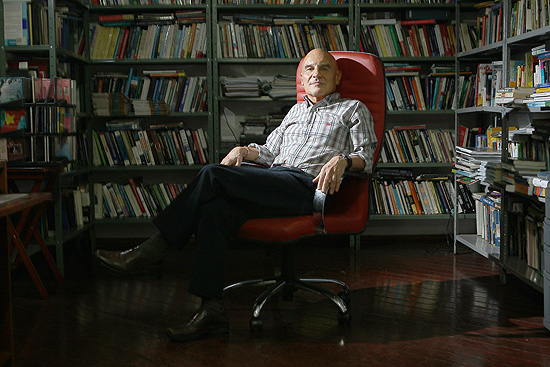 O professor de Relacões Internacionais da Universidade de Brasilia (UnB), Eduardo Viola, em sua residência