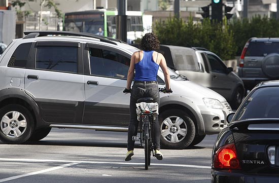 Ciclistas trafegam na av. Paulista em maio a carros e ônibus. Desrespeito a ciclistas será multado a partir de hoje
