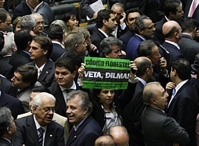 Deputada Rosanne Ferreira (PV-PR) levanta cartaz contra o resultado da votação do Código Florestal - Ed Ferreira/AE