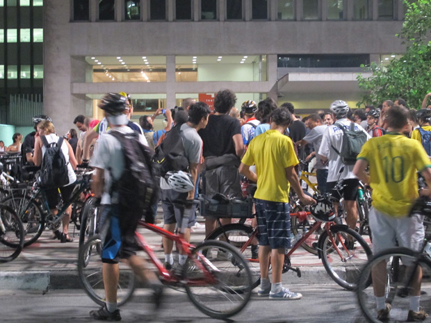 'Bicicletada Nacional' reuniu ciclistas na Avenida Paulista nesta terça-feira (Foto: Rafael Sampaio/ G1)