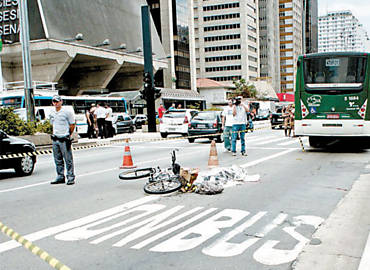 Corpo de ciclista morta por ônibus na avenida Paulista