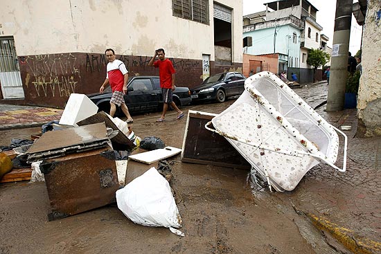 Móveis são danificados após transbordamento de córrego durante as chuvas em São Caetano do Sul, em SP