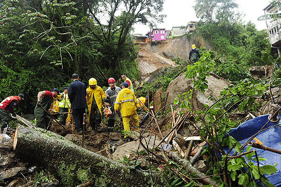 Homens trabalham no resgate de vítima após deslizamento no morro da Mariquinha, em Florianópolis, em SC