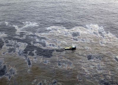 <b>MAR SUJO</b> Barco tenta conter óleo que vazou de plataforma na bacia de Campos; plano contra grandes vazamentos, de 2003, não saiu do papel