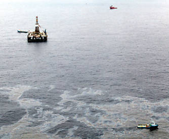 Barcos atuam na contenção de óleo perto de plataforma da Chevron na bacia de Campos