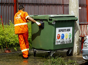 Funcionário da Loga recolhe lixo em São Paulo