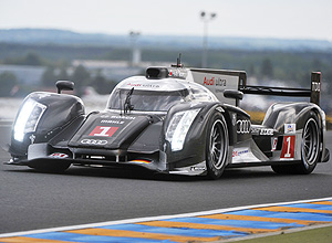 O alemão Mike Rockenfeller em seu Audi R8, nas 24 horas de Le Mans