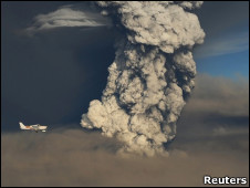 Avião de pequeno porte voa próximo a nuvem de cinzas do vulcão Grimsvotn