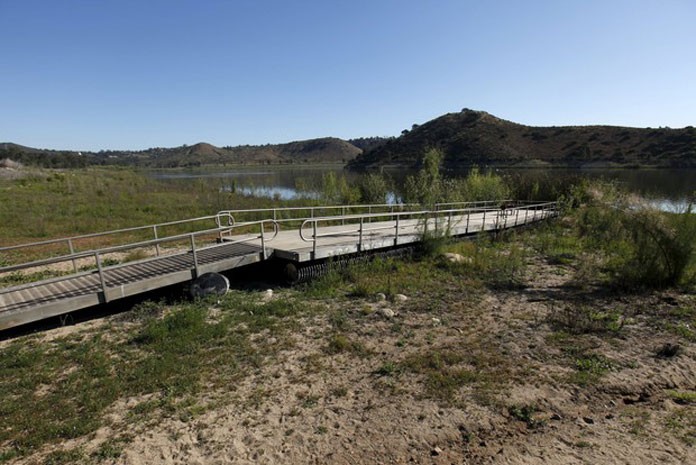 Deck flutuante é visto na margem seca do Lago Hodges, próximo a San Diego, na Califórnia, em março