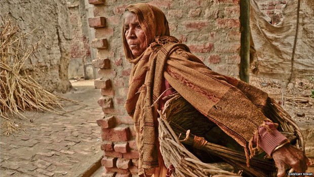  Mulheres das castas mais baixas da Índia, como Gangashree (foto), limpam baneiros de casas sem sistema de descarga moderno: na imagem, ela leva as fezes em seu cesto para os arredores do vilarejo (Foto: Digvijay Singh/BBC)