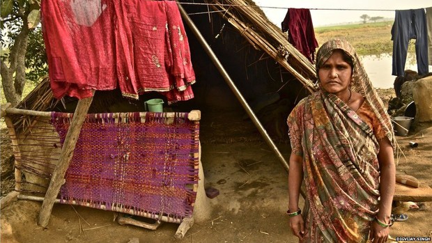 Munnidevi diz que não é paga pelo trabalho. "Às vezes eles nos dão dois rotis (pães caseiros), às vezes só um. Uma das casas não me pagou nada por dois ou tês dias, então eu parei de ir lá. Se eles não me dão nada, por que devo ir? Mas eles vieram me ameaçar. Disseram: 'se você não vier, não vamos deixar você entrar em nossas terras. Onde você vai conseguir comida para seus animais?'. Nós temos quatro búfalos. Aí eu voltei para limpar. Eu tinha que fazer isso." (Foto: Digvijay Singh/BBC)