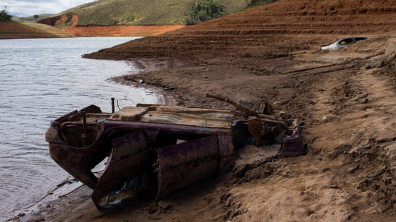 Carro aparece com a seca da Represa de Jaguari, do sistema Cantareira, em Bragança Paulista