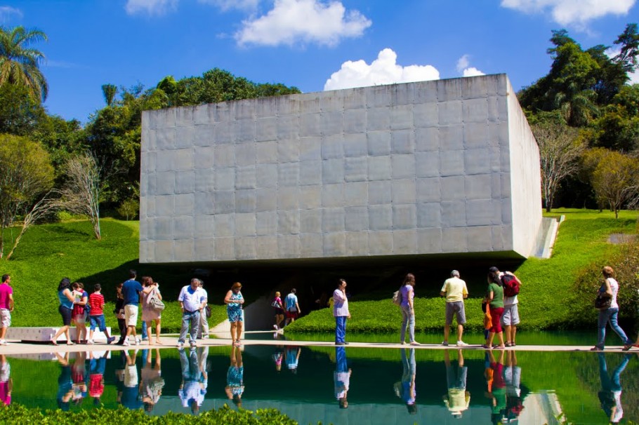 O Centro de Arte Contemporânea Inhotim, em Brumadinho (MG),  é uma das   maior centro de arte ao ar livre da América Latin