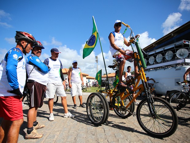 Triciclo gigante também chamou atenção no passeio. (Foto: Jonathan Lins/G1)