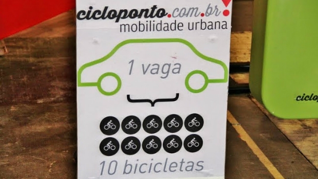 Bicicletário Cicloponto com capacidade para 10 bikes no lugar de 1 carro.