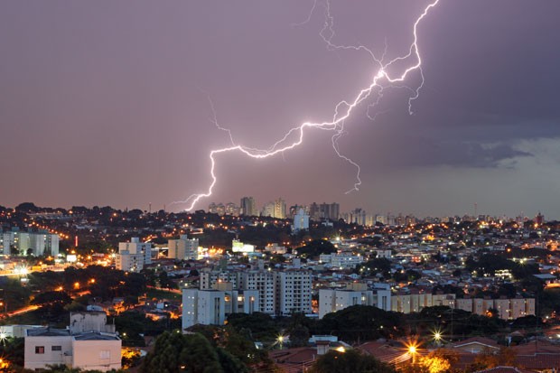 Raio corta o céu de Campinas, no interior de São Paulo, durante tempestade noturna (Foto: Jácomo Jackdimmit Piccolini/Elat-INPE )