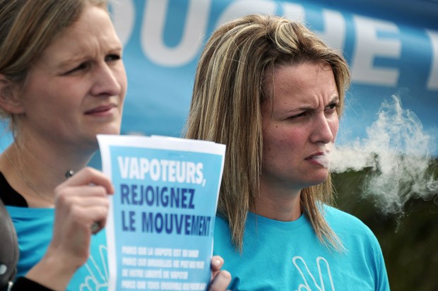 Manifestantes pró-cigarro eletrônico reuniram-se em frente ao Parlamento Europeu, em Estrasburgo. (Foto: AFP Photo/Frederick Florin)