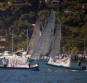 Protesto ocorreu em meio à competição de vela - Reginaldo Pupo/Especial para o Estadão