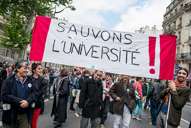 Estudiosos franceses protestam em Paris contra reforma que abriria universidades do país para o inglês