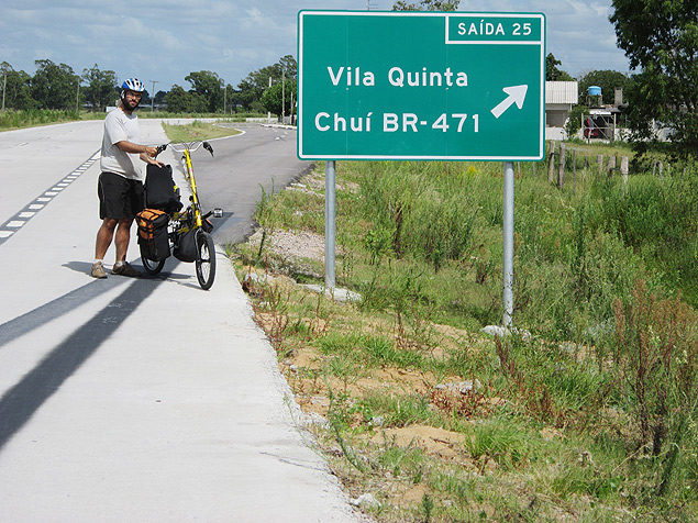 Raphael com a bicicleta reclinada, que foi sua 'casa' durante a viagem