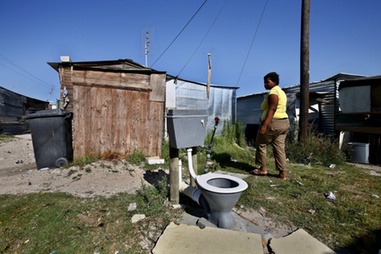 Instalação sanitária à céu aberto em uma favela da África do Sul.