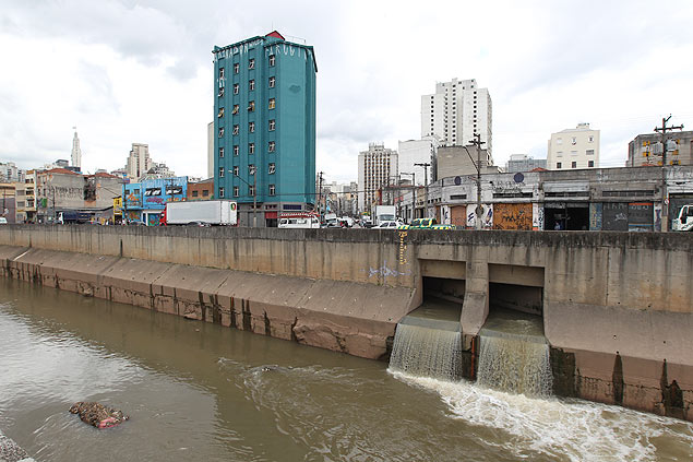 O rio Anhangabaú, que é canalizado para desviar da sua rota, deságua no poluído rio Tamanduateí