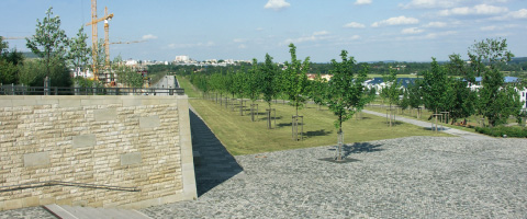 Promenade with skyline view © Grünflächenamt