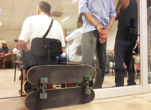 Skates ficaram do lado de fora da sala de reunião que discute uso do espaço na praça Roosevelt (centro de São Paulo)