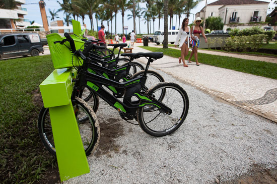 O uso é compartilhado e gratuito na hora inicial --as bicicletas, em cores preta e verde-limão, ficam em 3 estações