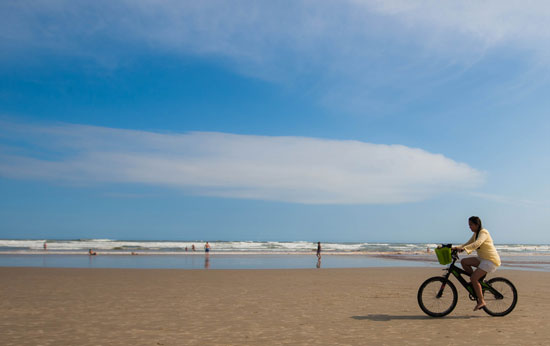 Bicicleta feita de garrafas PET para alugar na praia de Riveira de São Lourenço, em Bertioga, litoral de SP