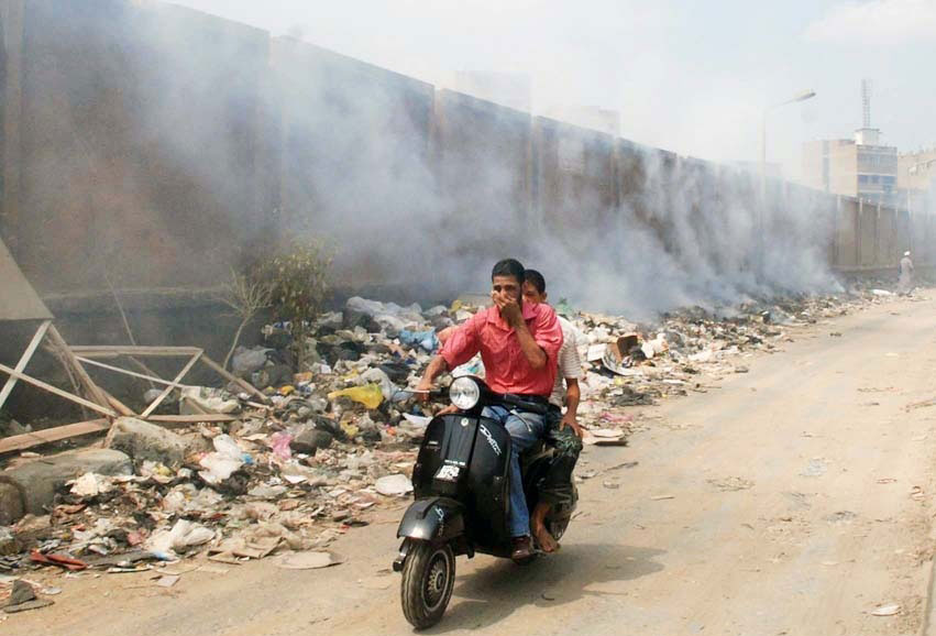 Pilhas de lixo sendo queimado nas ruas do Cairo, Egito. Foto: IRIN / Amr Emam