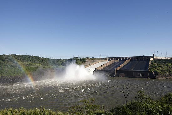 Vista da usina hidrelétrica de Itaipu em Foz do Iguaçu, no Paraná