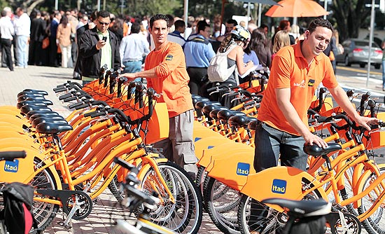 Bicicletas do Bike Sampa no lançamento do serviço; mais quatro estações abrem neste sábado (18)