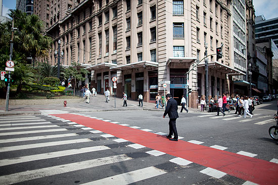 Prefeitura cria ciclorrota na cor vermelha na região do centro histórico de São Paulo