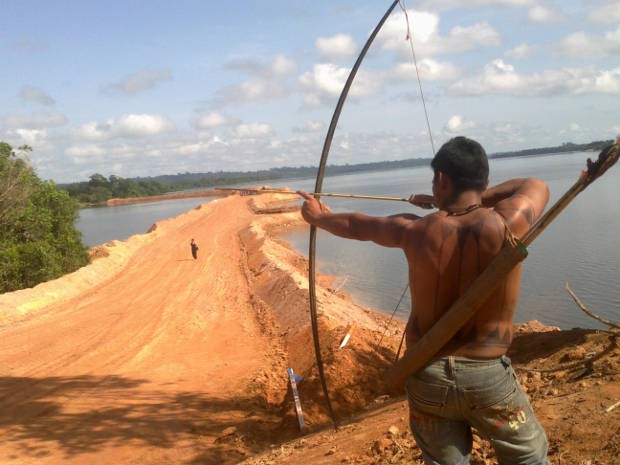 Indio protesta com arco em Belo Monte (Foto: Glaydson Castro / TV Liberal)