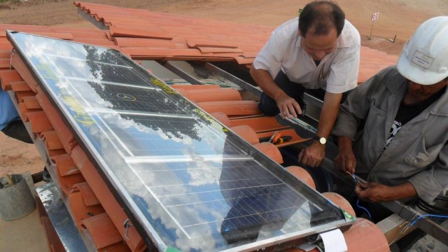 Criador da tecnologia, Fernando Ximenes (à esquerda) testa o sistema em casa-piloto na cidade de Itaitinga, no Ceará