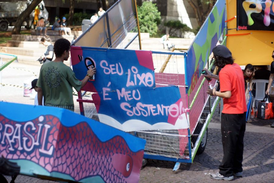  Pimp My Carroça é comandada pelo grafiteiro Mundano e visa melhorar a estrutura de dezenas de carroças de catadores de recicláveis / Paduardo/Futura Press