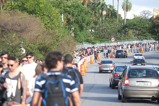 Multidão enfrenta fila antes do show da banda escocesa Franz Ferdinand no parque da Independência, em SP