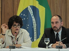 Izabella Teixeira (Meio Ambiente) e Luís Inácio Adams (Advocacia Geral da União) durante coletiva - Dida Sampaio/AE