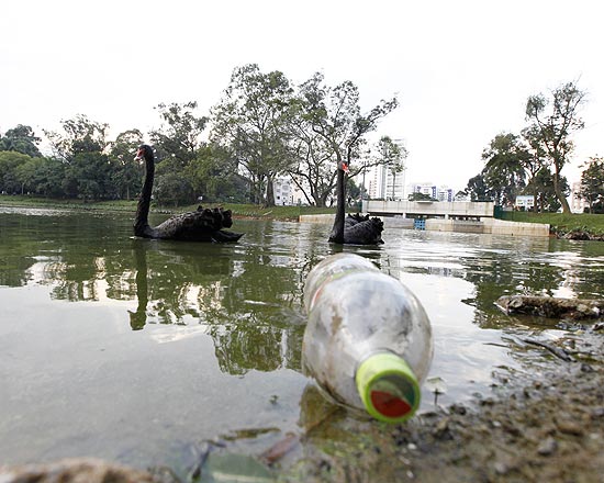 Lago da Aclimação, que teve a limpeza apontada como malfeita, assim como o Ibirapuera e parque do Carmo