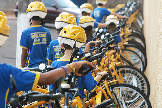 Estudantes com bicicletas no pátio da escola municipal José Renato Ambrósio, em São Jose da Bela Vista