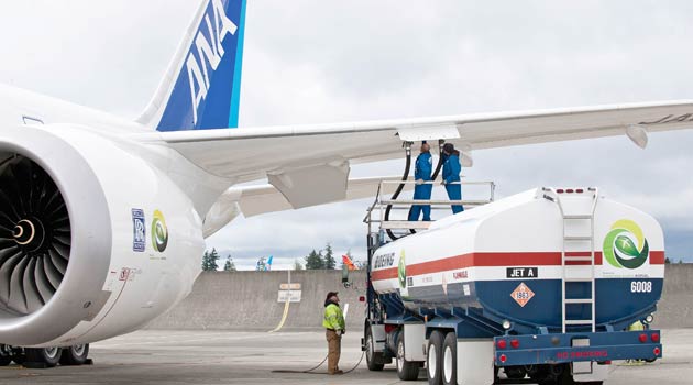 O 787 da Ana recebe o biocombustível (foto divulgação Boeing)