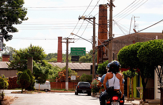 Ao fundo, chaminés de fábricas de cerâmica na pacata cidade de Santa Gertrudes, no interior de São Paulo