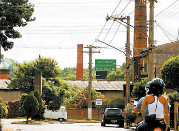 Ao fundo, chaminés de fábricas de cerâmica em Santa Gertrudes, no interior de São Paulo