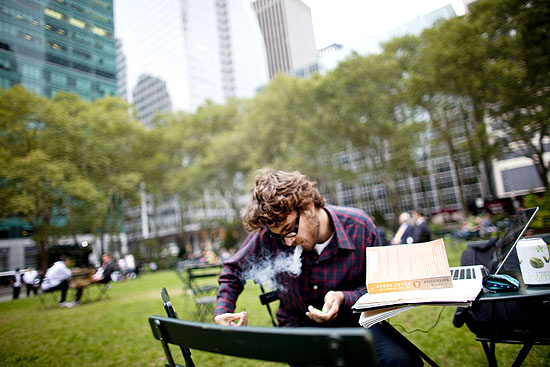 Fumante no Bryant Park, em Nova York