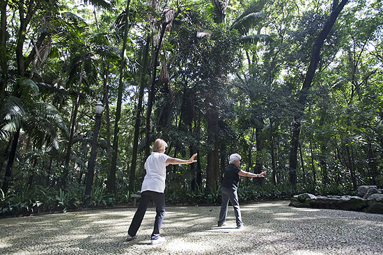 Frequentadoras praticam exercício físico no parque Tenente Siqueira Campos, o parque Trianon, na avenida Paulista