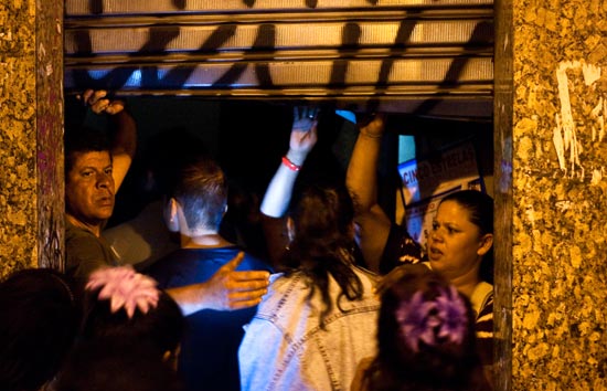 Grupo de mulheres sem-teto invadem predio no centro de SP