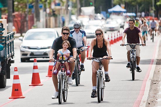 Ciclistas andam em ciclofaixa da zona norte de SP; protesto nacional é marcado para amanhã após acidentes