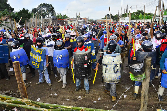 Moradores do Pinheirinho fizeram escudos de tambor plástico para se preparar para a reintegração